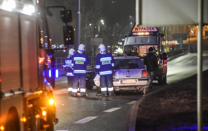 Wypadek w pobliżu Tesco. Kobieta w ciąży trafiła do szpitala [zdjęcia]