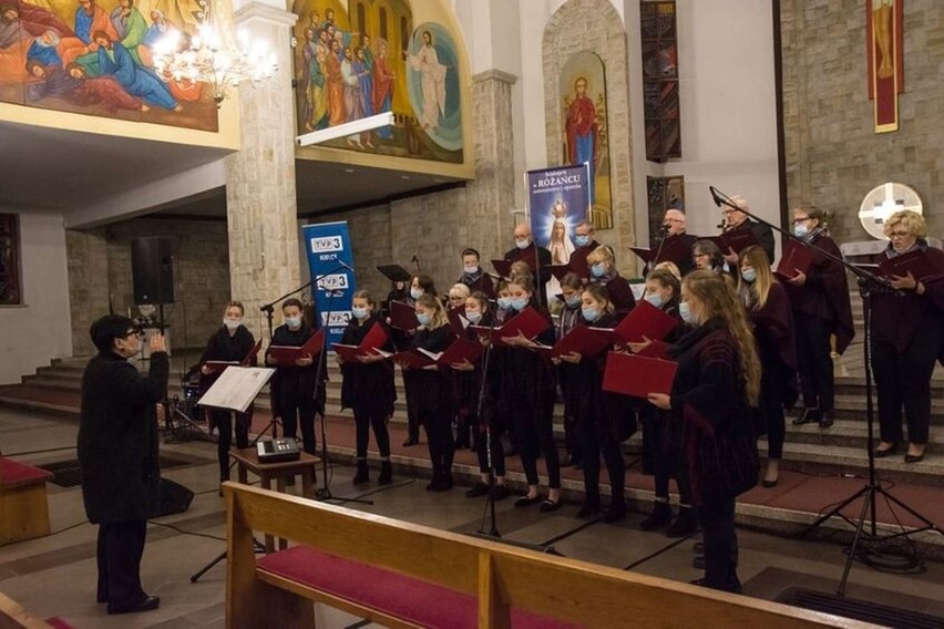Trzeci koncert Muzyki Organowej i Kameralnej w Starachowicach, w reżimie sanitarnym. Chórzyści śpiewali w maskach [ZDJĘCIA]