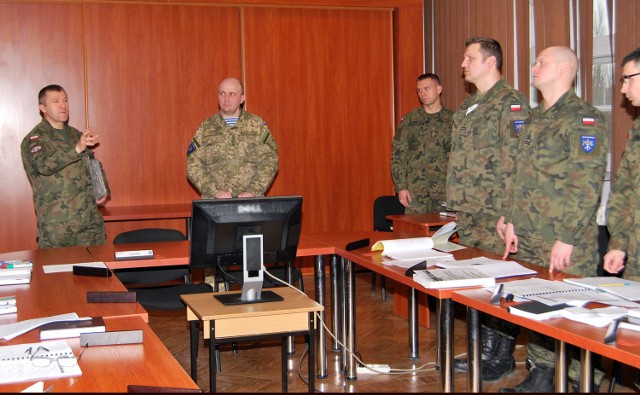 W trakcie dwutygodniowych ćwiczeń w Lublinie oficerowie nauczą się, jak wydawać rozkazy i jak zarządzać żołnierzami.