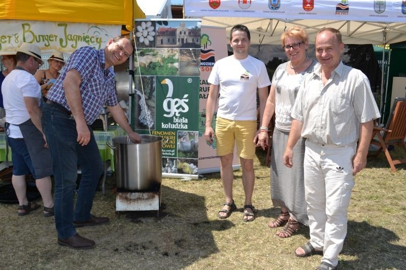 Mocna grupa osób zaangażowanych w promocję gęsiny. W kotle...