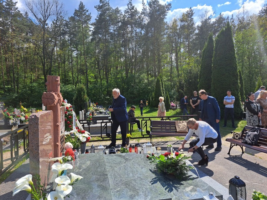 Druga rocznica śmierci Krzysztofa Krawczyka. Fani przybyli na grób piosenkarza