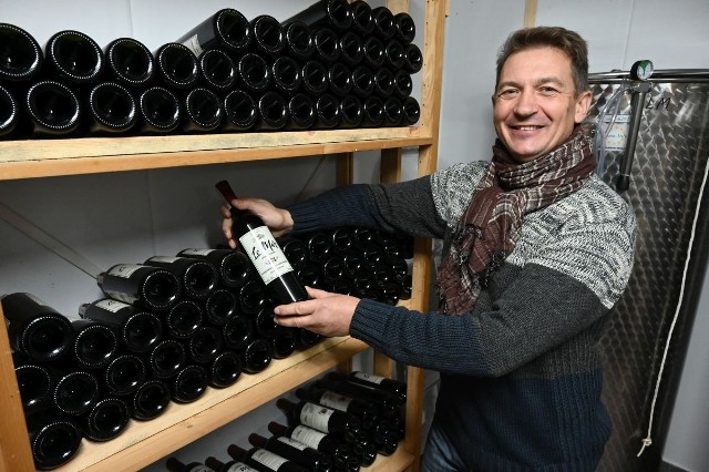Adam Bobrowski, który wraz z żoną prowadzi Winnicę Rytwiany, zachęca do spróbowania wina Le Mar. Ten trunek sprzedawany jest aż do Watykanu!
