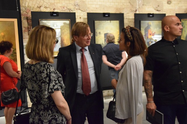 Beksiński na Śląsku - wernisaż wystawy w Tichauer Art GalleryZobacz kolejne zdjęcia. Przesuwaj zdjęcia w prawo - naciśnij strzałkę lub przycisk NASTĘPNE