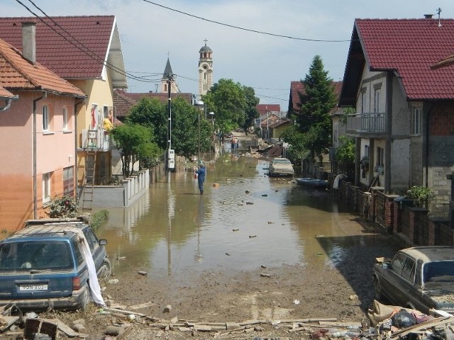 Zniszczone przez powódź miasto Šamac.