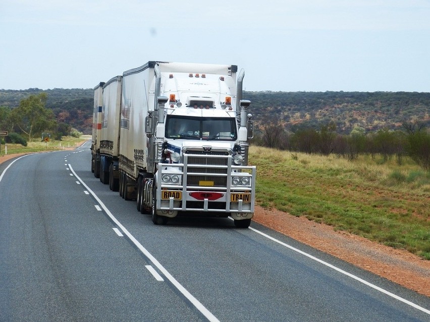 Średnia zarobków kierowców samochodów ciężarowych wynosi 5...