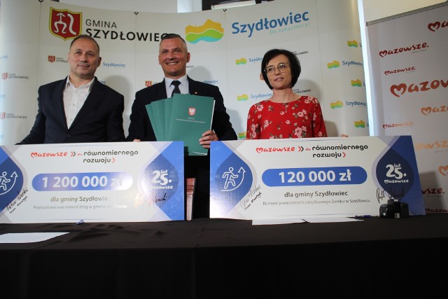 Umowy podpisali: burmistrz Artur Ludew (z lewej), wicemarszałek Rafał Rajkowski i główna księgowa Iwona Kowalczyk.