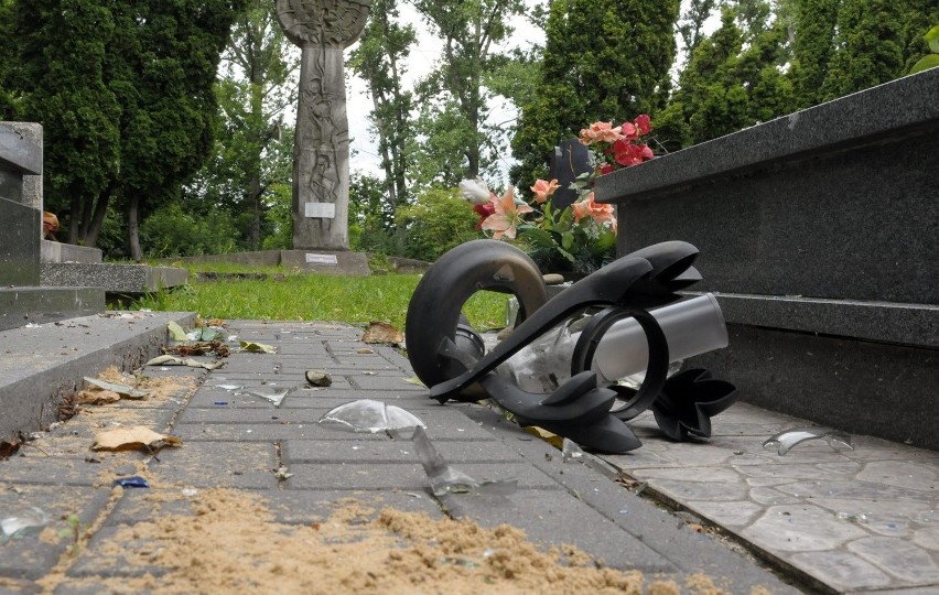 Zniszczenia na cmentarzu żydowskim przy ul. Walecznych w...