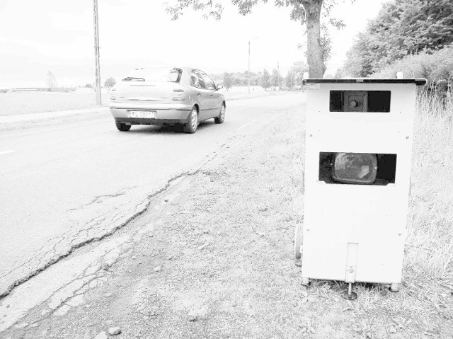 Fotoradar gminy Biały Bór z wyglądu jest dość niepozorny. Z odległości kilkudziesięciu metrów kierowcy mogą go wziąć za przydrożny kosz na śmieci.