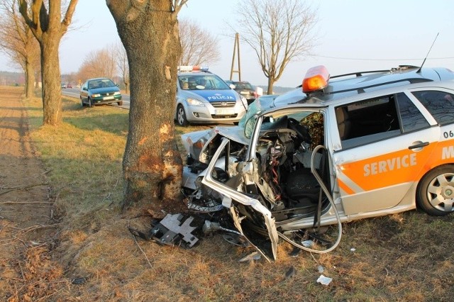 Ostatni wypadek wydarzył się tutaj w miniony piątek. Kierowca jechał zmęczony od strony Opola. W pewnym momencie zasnął i uderzył w drzewo.