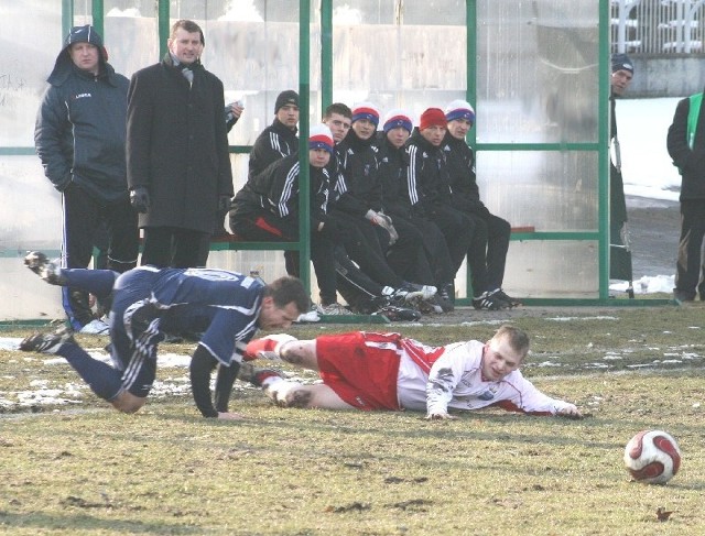 W sobotę piłkarze Broni Radom, w tym między innymi Robert Rogala (z lewej), zostawili sporo zdrowia na boisku