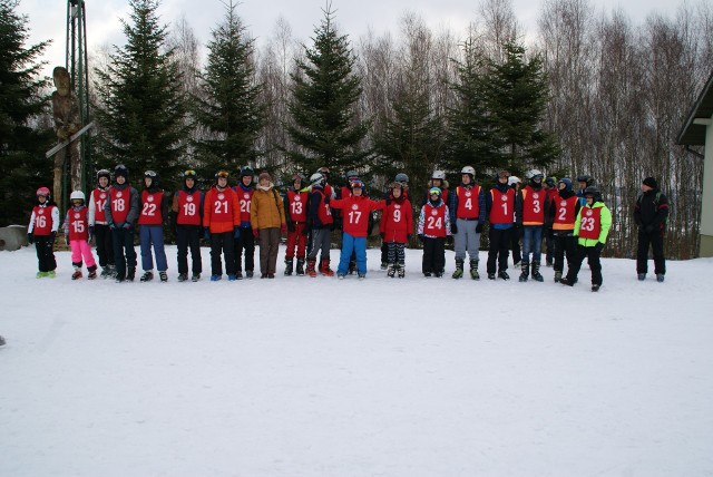1 lutego 2019 roku na stoku narciarskim Pod Dziedzicem w Gogołowie koło Frysztaka odbyły się I Podkarpackie Mistrzostwa Szkolnictwa Specjalnego w Slalomie Gigancie. Zobaczcie zdjęcia z zawodów.Uczestnikami zawodów była młodzież z niepełnosprawnością intelektualną, na co dzień ucząca się w Specjalnych Ośrodkach Szkolno Wychowawczych w Ropczycach, Leżajsku, Frysztaku oraz Zespole Szkół Specjalnych w Rzeszowie. Zawodnicy byli podzieleni na grupy sprawnościowe uwzględniające płeć i wiek, które ustalono na podstawie "jazdy obserwowanej" poprzedzającej zawody. Każdy zawodnik miał do pokonania dwa przejazdy slalomu giganta. Wszyscy uczestnicy otrzymali pamiątkowe dyplomy i upominki a za miejsca I, II i III w poszczególnych kategoriach  rozdano medale i statuetki.Organizatorami zawodów byli: ZSS im. UNICEF w Rzeszowie, SOSW we Frysztaku, Wydział Wychowania Fizycznego UR, UKS "Szóstka" i Urząd Miasta Rzeszowa.