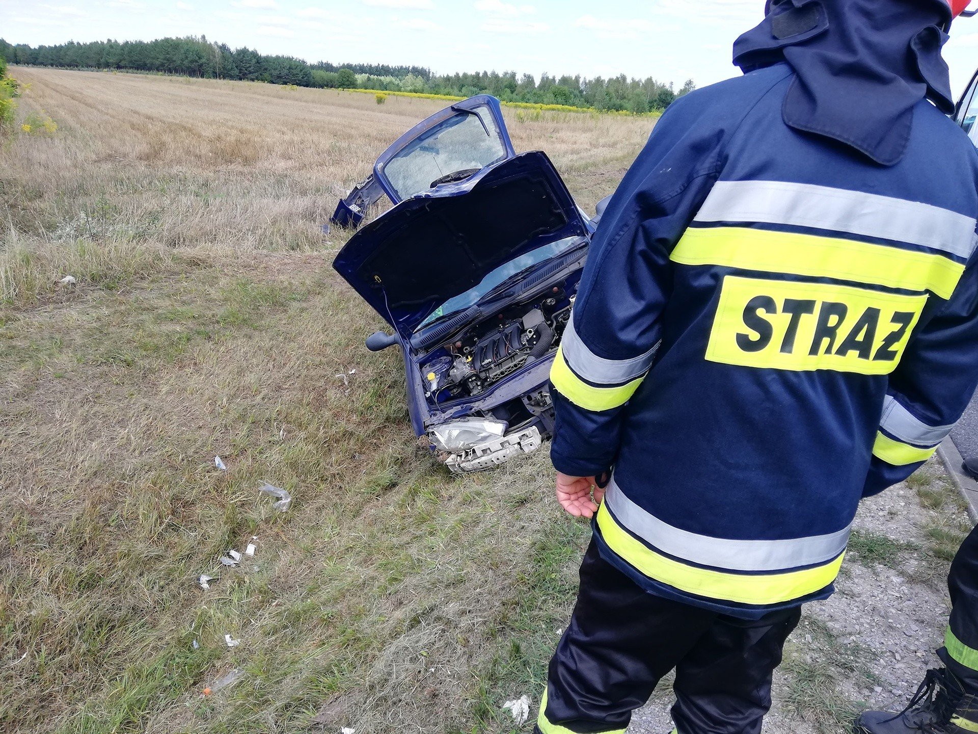 Gmina Odrzywół. Samochód osobowy wpadł do rowu, w środku