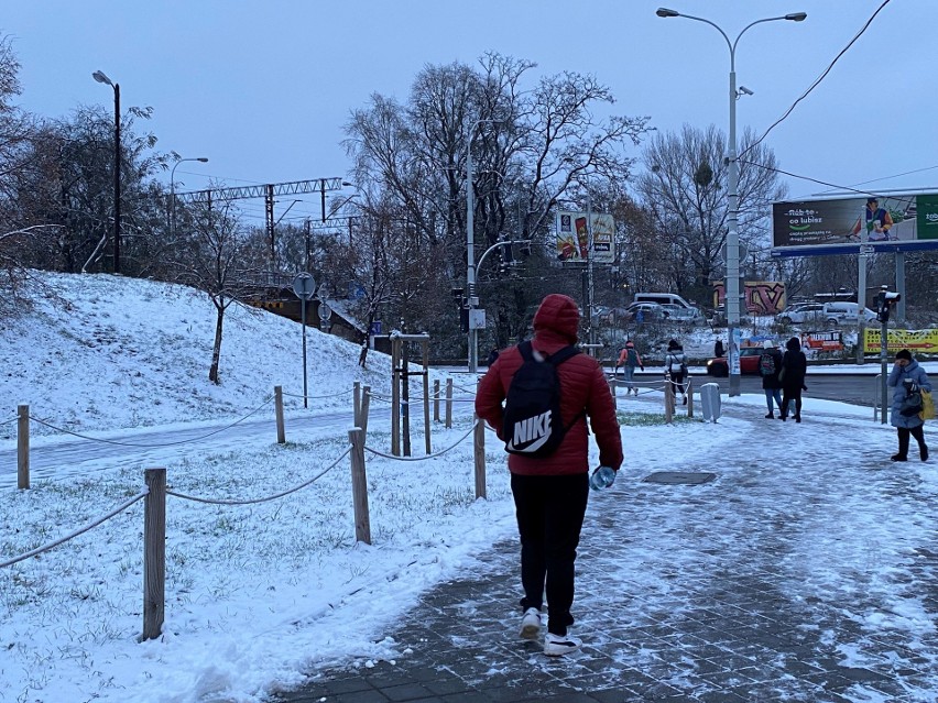 Pl. Powstańców Wielkopolskich przed 8:00 rano.