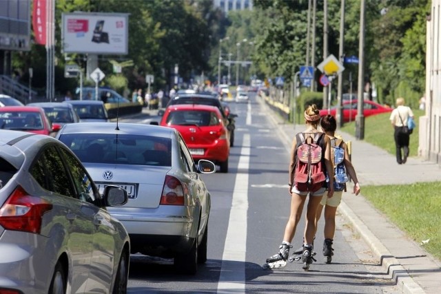 Braniborska: Rolkarze chętnie jeżdżą tu po pasie dla rowerów, bo jest równiej niż na chodniku