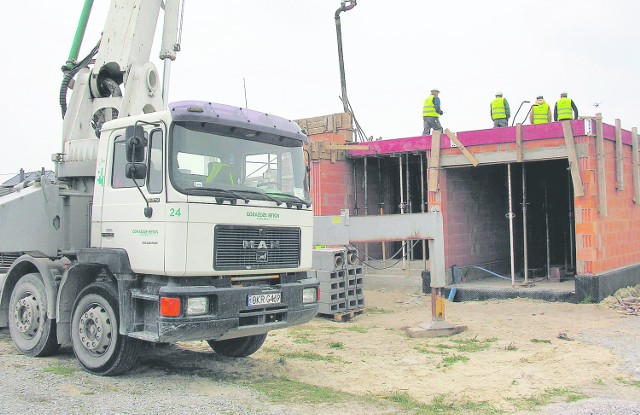 Beton na inwestycję produkuje i sam przywozi nasz partner loteryjny i potentat w branży &#8211; firma Górażdże Cement.