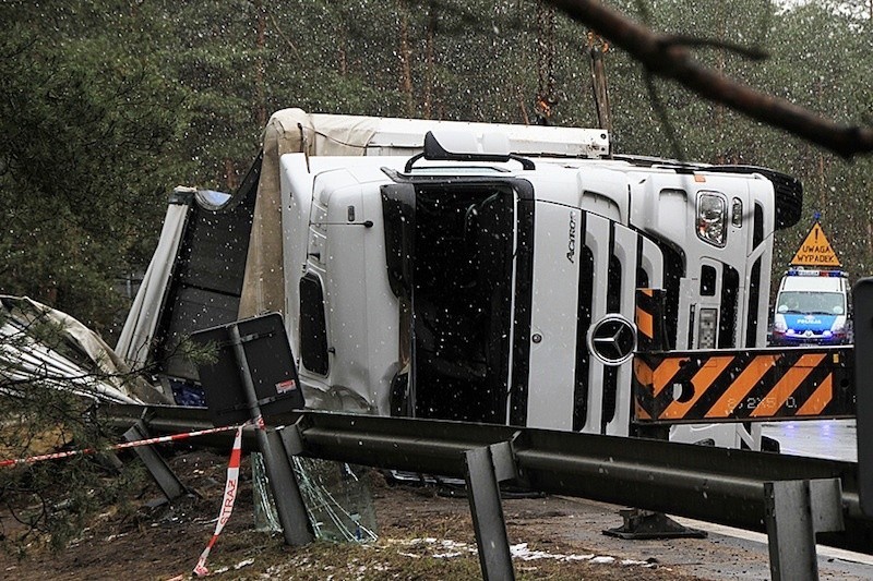 Wypadek pod Szczecinem. Do podniesienia ciężarówki potrzebny był dźwig