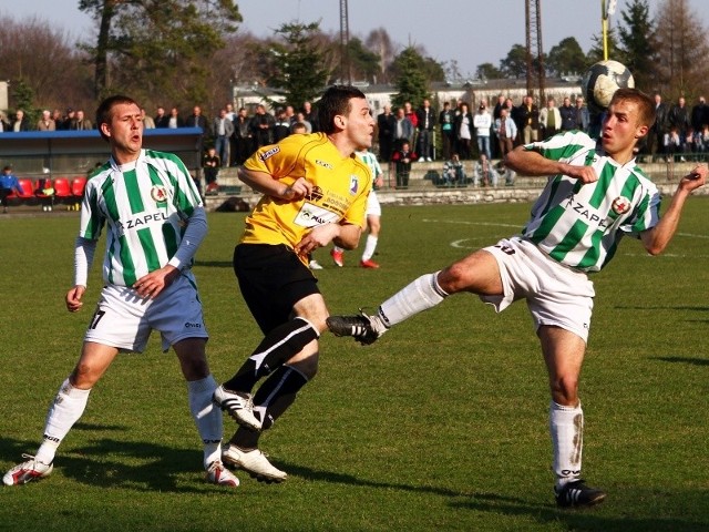 Izolator Boguchwała (biało-zielone stroje) przegrał z Tomasovią 0-3.