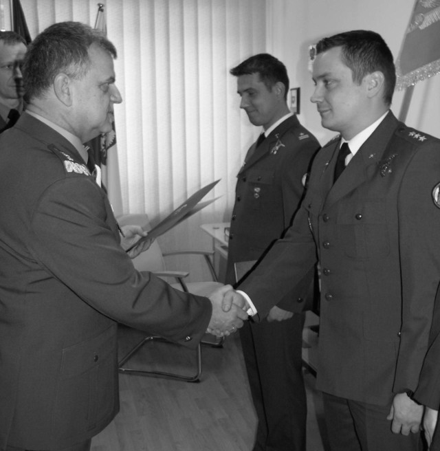 Porucznik pilot Artur Ziętek (z prawej) przyjmował niedawno gratulacje od generała broni pilota Andrzeja Błasika, dowódcy Sił Powietrznych za udaną misję na Haiti. Obaj zginęli 10 kwietnia 2010 roku w Smoleńsku.