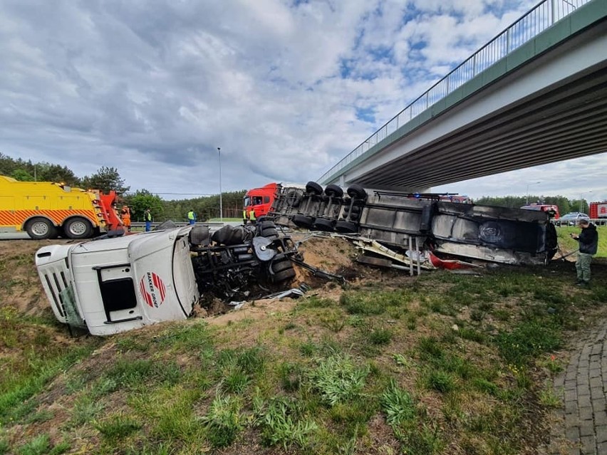 Groźny wypadek na S8. Przewrócona ciężarówka w Tomaszowie. Utrudnienia ZDJĘCIA
