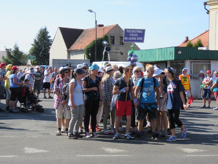 Gliwicka Piesza Pielgrzymka na Jasną Górę 2015: Pielgrzymi wyruszyli z Tworoga [ZDJĘCIA, WIDEO]