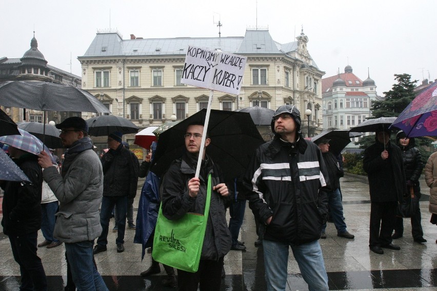 Manifestacja KOD w Bielsku-Białej w strugach deszczu [ZDJĘCIA]