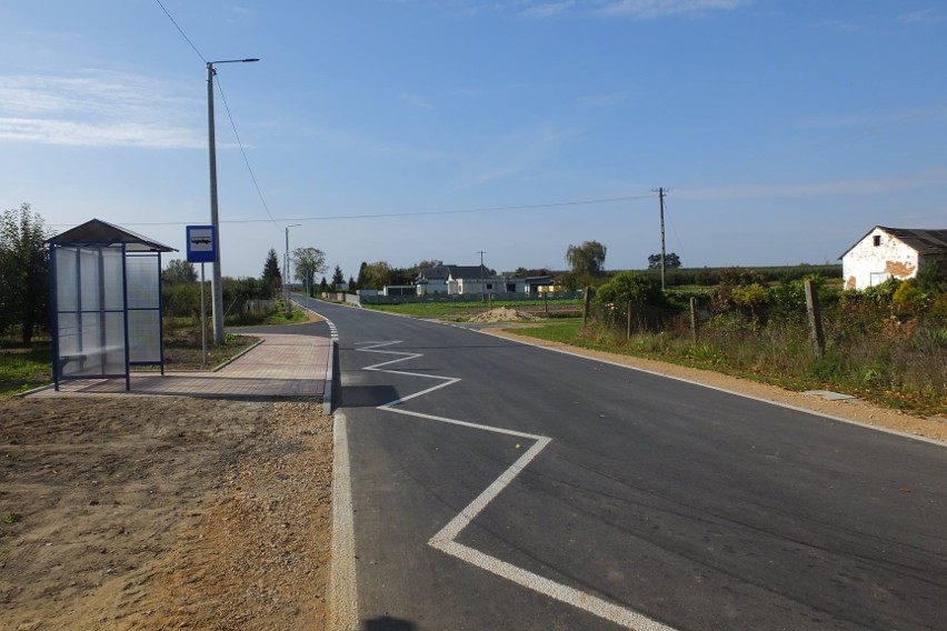 Kolejna droga powiatowa gotowa. Zakończyły się prace w Lisowie w gminie Promna [ZDJĘCIA]