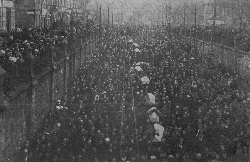 Rok 1923 w Krakowie, pogrzeb zabitych robotników idzie ulicą...