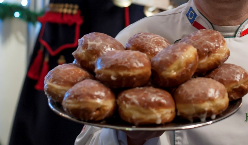 Na takie pyszne pączki potrzebujemy:...