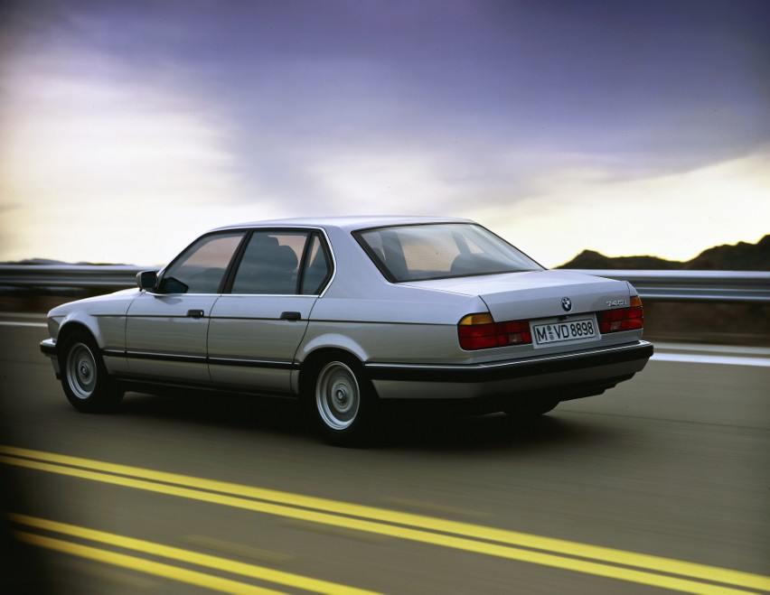 BMW serii 7 E32. Technicznie zaawansowany klasyk...