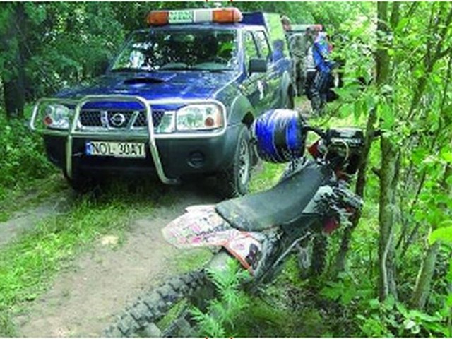 Coraz większym problemem są motocykliści, którzy urządzają sobie rajdy po lesie, hałasują i niszczą ściółkę.