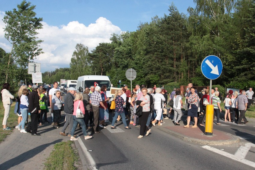 Protest w Jedlni - Letnisko. Mieszkańcy bronią karetki w gminie. Zablokowali ważną drogę