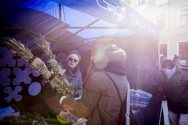 W poprzedni weekend odbył się jarmark wielkanocny odbył się przed Spichrzami. Tym razem po świąteczne artykuły będzie można wybrać się na Stary Rynek i do Ostromecka. Palmy, pisanki, koszyczki, miody smakowe, sery, nalewki, wędliny staropolskie, a także rękodzieło i produkty regionalne - wszystko to będzie można kupić na płycie Starego Rynku w dniach od 23 do 30 marca. Kiermasz Wielkanocny w Ostromecku.Info z Polski -  przegląd najciekawszych informacji z kraju [15.03.2018]