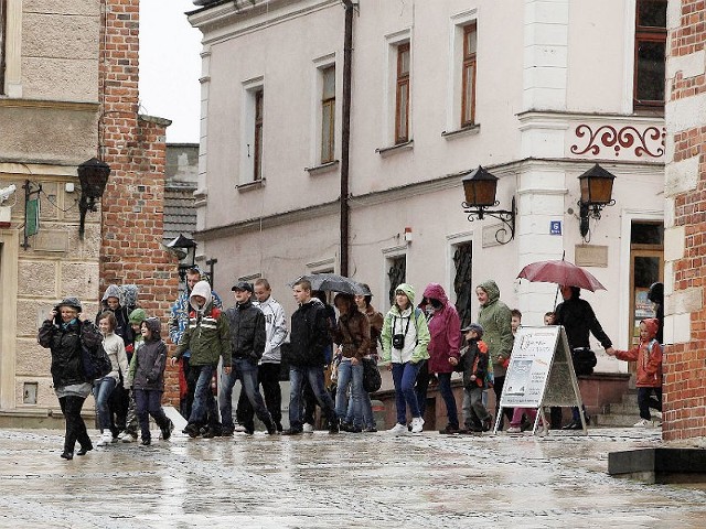 Na znak reżysera podopieczni z Domu Dziecka w Strzyżowie ruszają płytą sandomierskiego rynku.