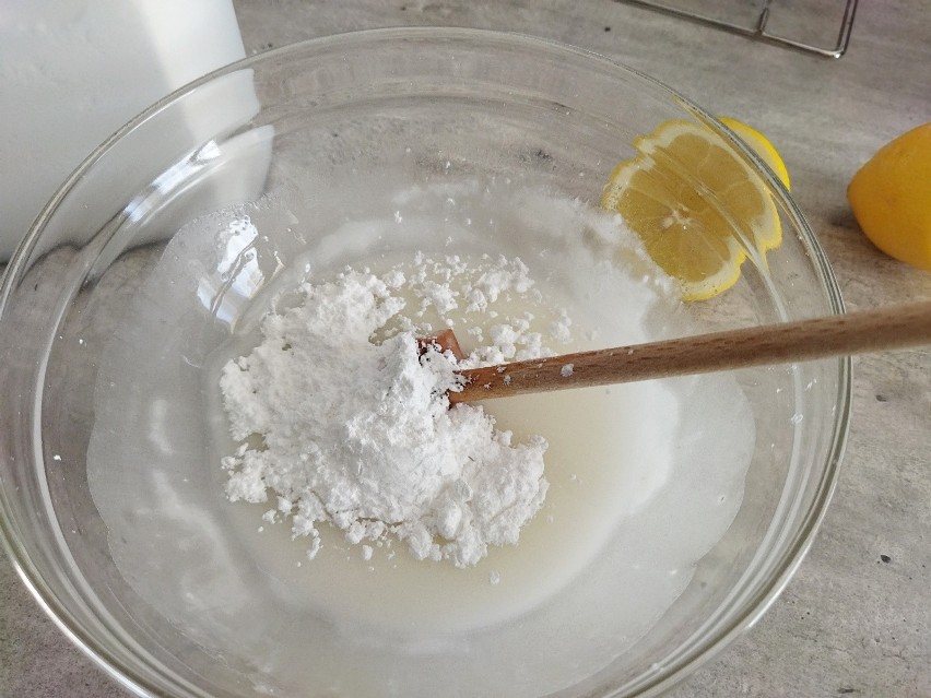 Lukier przygotujesz rozcierając cukier z sokiem z cytryny