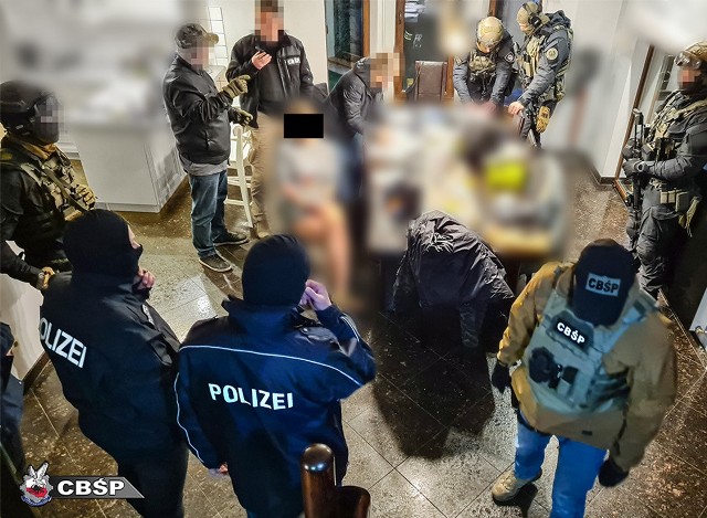 CBŚP rozbiło gang, który okradał naczepy tirów w Niemczech. Zatrzymano 10 osób