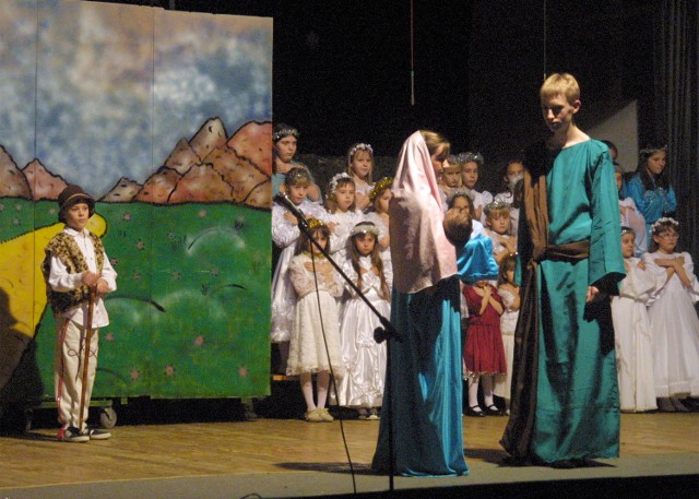 Justyna Wincior, uczennica trzeciej klasy gimnazjum zagrała postać Maryi. W roli Józefa wystąpił Radek Sulerecki. 