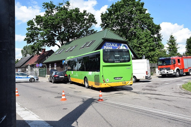 Karambol w Suwałkach. Autobus uderzył w dom, hydrant i VW po zderzeniu z audi