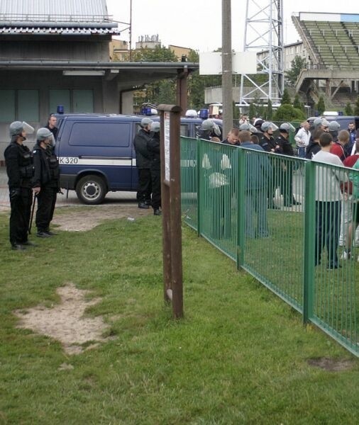 Czy siły porządkowe na stadionie w Mielcu poradzą sobie z agresywnie nastawionymi kibicami?