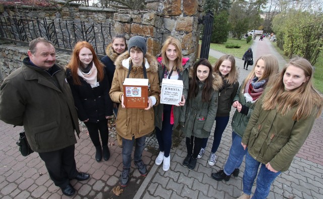 Przy wejściu na Cmentarz Stary kwestowali między innymi uczniowie VI Liceum Ogólnokształcącego imienia Juliusza Słowackiego. Pierwszy z lewej - ich opiekun, nauczyciel historii Dariusz Stępień.