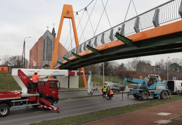 W poniedziałek gdyńska firma Vistal montowała na wadliwej kładce nad ulicą Szarych Szeregów tłumiki drgań.