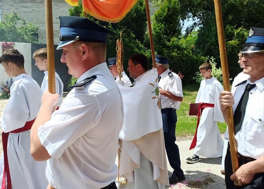 Boże Ciało 2022 w powiecie opatowskim. Zobacz zdjęcia z procesji w parafii we Wszechświętych