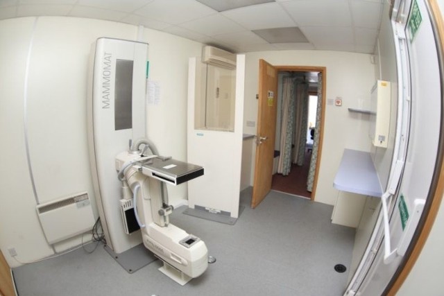 Mammografia jest badaniem bezpiecznym i wykonywanym przy użyciu minimalnej dawki promieniowania rentgenowskiego.