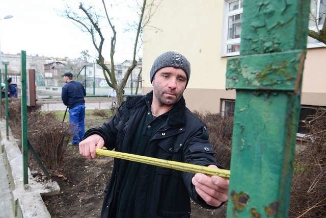 Prace wokół SP 13 miały rozpocząć się wiosną. Łagodna zima pozwoliła je jednak przyspieszyć. Na zdjęciu: Błażej Borkowski z firmy GB Senkowski-Zaborowski. 