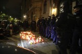 Kraków. Przed regionalną siedzibą PiS-u na ul. Retoryka zapłonęły znicze. Trwa "Pogrzeb Praw Kobiet" [ZDJĘCIA]