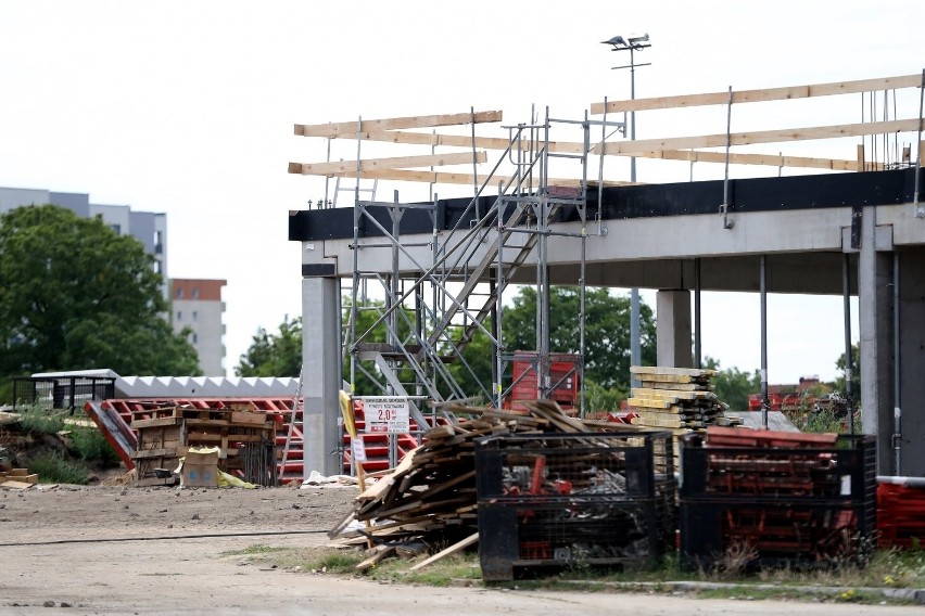 Stadion w Szczecinie w przebudowie. Widać już pierwsze piętro budynku centrum szkolenia 