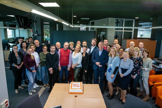 Pracownicy "Gazety Współczesnej" i okolicznościowy tort z okazji 70 urodzin pisma.