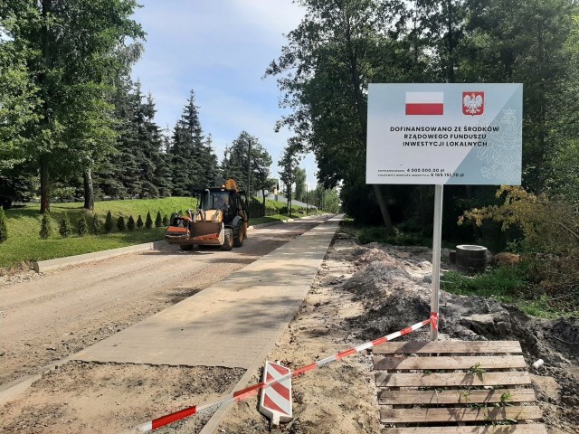 Ponad 21 kilometrów dróg zostanie przebudowanych w powiecie radomskim. Zdjęcie przedstawia prace prowadzone na terenie miasta Pionki.