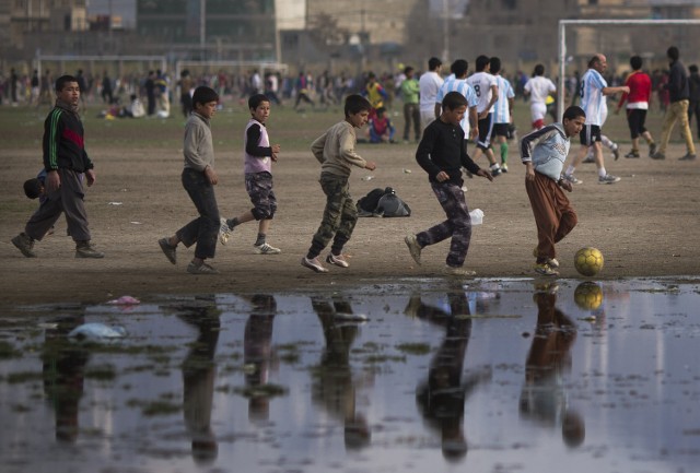 PIĄTEK, 15.03Afganistan , Kabul , Afgańscy chłopcy grają w piłkę na terenie stadionu olimpijskiego w Kabulu