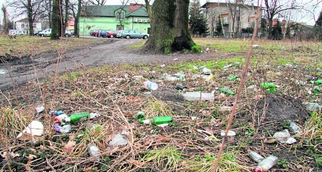 Kilkadziesiąt butelek i innych śmieci leżą od wielu tygodni a służby sprzątające ich nie widzą.