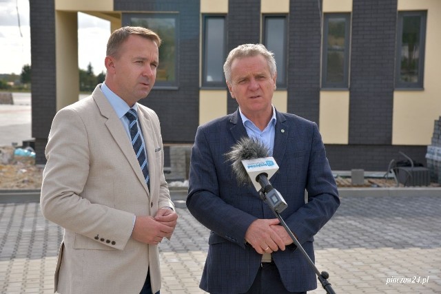 Poseł Michał Cieślak i burmistrz Włodzimierz Badurak podczas wizyty na nowo budowanej giełdzie rolnej w Pińczowie.